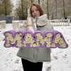 Коробка с надписью Мама из белых кустовых роз